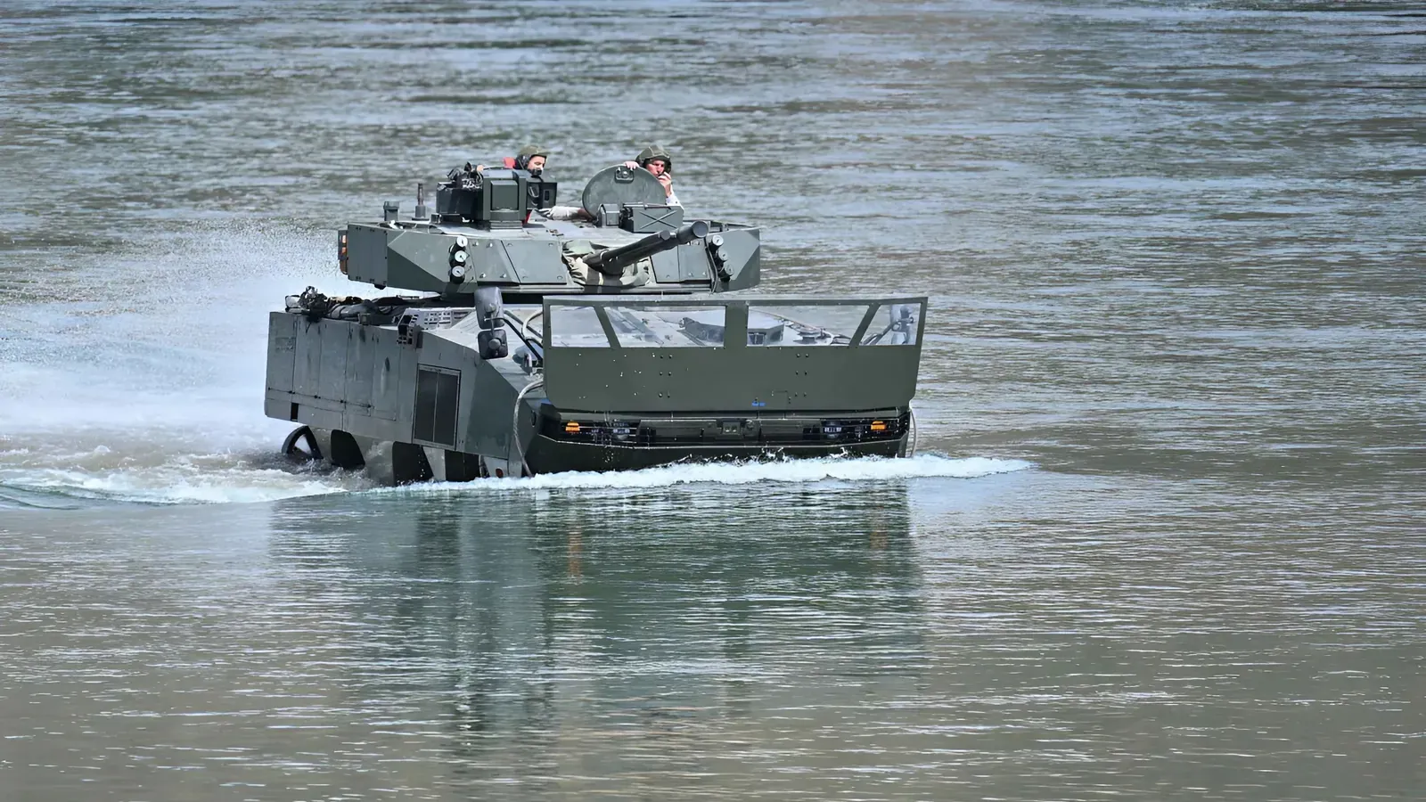 TAIMAS 8×8 swimming across a water obstacle